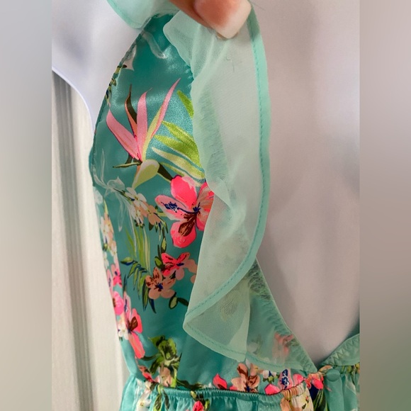 Victoria Secret Intimate sleep wear👗💚the first and last picture it's the front😉 - Picture 5 of 13